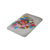 Buntes Knopf-Herz Badematte (Schrägansicht)