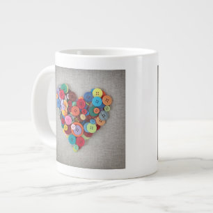 Buntes Knopf-Herz Jumbo-Tasse