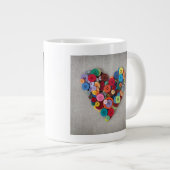 Buntes Knopf-Herz Jumbo-Tasse (Vorderseite Rechts)