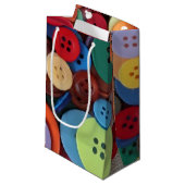 Buntes Knopf-Herz Kleine Geschenktüte (Vorderseite Schrägansicht)