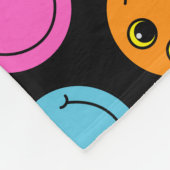 Buntes lächelndes Emoji stellt gegenüber Fleecedecke (Ecke)