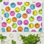 Buntes lächelndes Emoji stellt gegenüber Handtuch (Gefaltet)