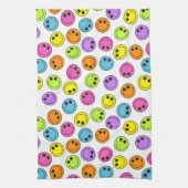 Buntes lächelndes Emoji stellt gegenüber Handtuch (Vertikal)