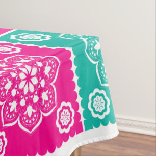 Buntes mexikanisches Papel Picado auf Weiß Tischdecke