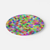 Buntes Puzzle-Muster Pappteller (Schrägansicht)