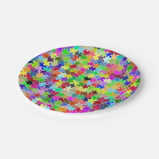 Buntes Puzzle-Muster Pappteller (Schrägansicht)