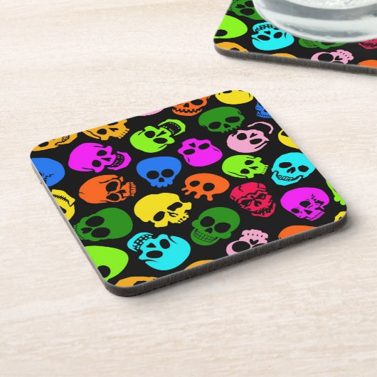Buntes Schädelmuster im Schwarzen Getränkeuntersetzer (Linke Seite)