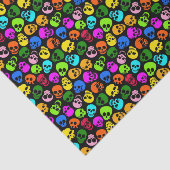 Buntes Schädelmuster im Schwarzen Seidenpapier (Ausschnitt)