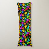 Buntes Schädelmuster im Schwarzen Seitenschläferkissen (Vorderseite Vertikal)