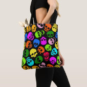 Buntes Schädelmuster im Schwarzen Tasche (Von Nahem)