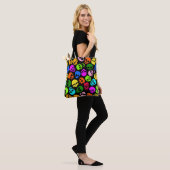 Buntes Schädelmuster im Schwarzen Tasche (Am Model)