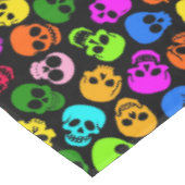 Buntes Schädelmuster im Schwarzen Tischdecke (Schrägansicht)