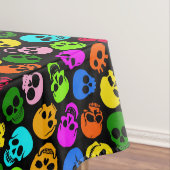 Buntes Schädelmuster im Schwarzen Tischdecke (Beispiel)