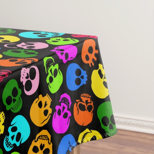 Buntes Schädelmuster im Schwarzen Tischdecke (Beispiel)