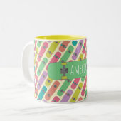 Buntes Skateboard-Muster Zweifarbige Tasse (Vorderseite Links)