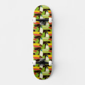 Buntes Toucans Skateboard (Vorderseite)