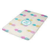 Buntes tropisches Ananas-Gelb-Streifen-Monogramm Badematte (Schrägansicht)