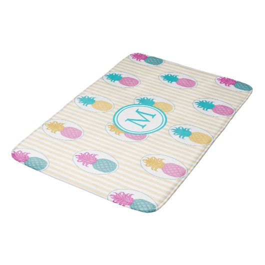 Buntes tropisches Ananas-Gelb-Streifen-Monogramm Badematte (Schrägansicht)