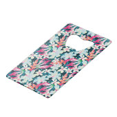 Buntes tropisches Muster Kreditkartenflaschenöffner (Rückseite Schrägansicht)