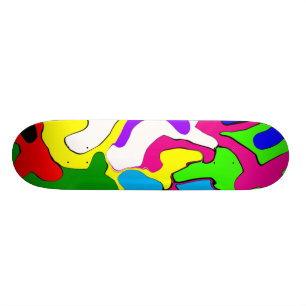 Buntes verworfenes Skateboard