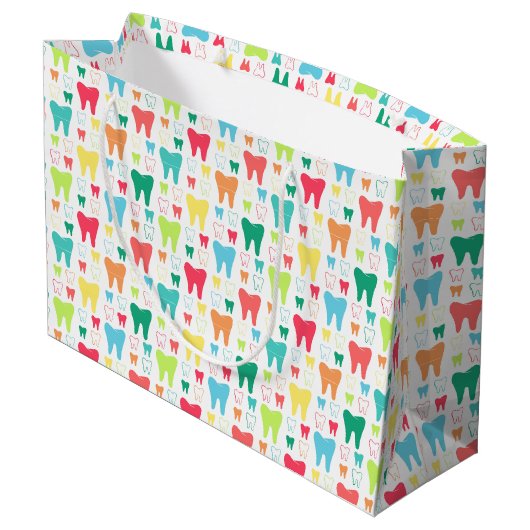 Buntes Zahn-Muster Große Geschenktüte (Rückseite Schrägansicht)