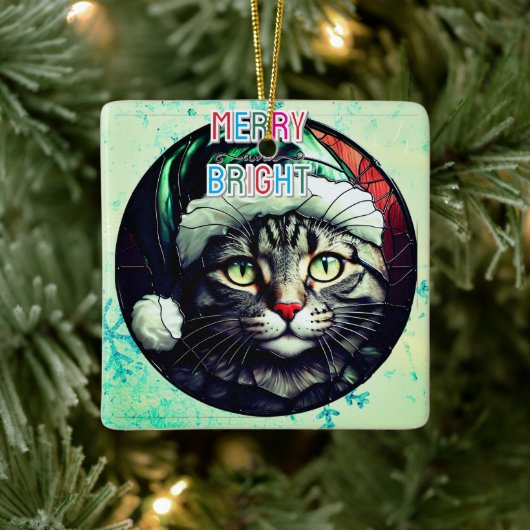 Buntglas-Weihnachten Graue Tabby-Katze mit grüner  Keramikornament (Baum)