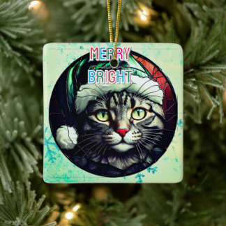 Buntglas-Weihnachten Graue Tabbykatze mit grüner M Keramikornament