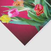Buquet of tulips on red seidenpapier (Ausschnitt)