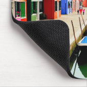 Burano, Italien - farbenfrohe Häuser und Bootkanal Mousepad (Ecke)