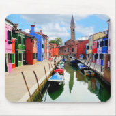Burano, Italien - farbenfrohe Häuser und Bootkanal Mousepad (Vorne)