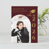 Burdundy and Gold Photo Graduation Einladung (Stehend Vorderseite)