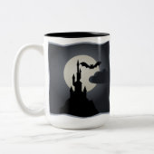 Burg, Bat und Halloween-Tasse Zweifarbige Tasse (Links)