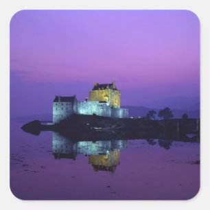 Burg Eilean Donan, Highlands, Schottland Quadratischer Aufkleber