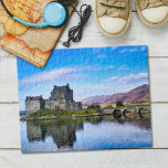 Burg Eilean Donan Schottische Sehenswürdigkeiten Puzzle<br><div class="desc">Verlieren Sie sich in der mystischen Faszination des Schottischen Burgpuzzles Eilean Donan! Tauchen Sie ein in das Highlands-Flair mit diesem originalen Foto einer der berühmtesten Burgen im schottischen Hochland, das im Wasser von Loch Duich reflektiert. Tauchen Sie ein in den berühmten schottischen Charme, ein Stück nach dem anderen. Ideal für...</div>