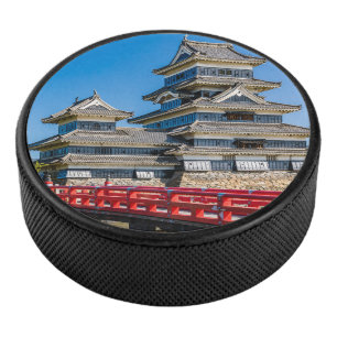 Burg Matsumoto und Brücke Eishockey Puck