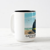 Burg Rock Nord Irland Reiseplakat. Zweifarbige Tasse (Vorderseite Links)
