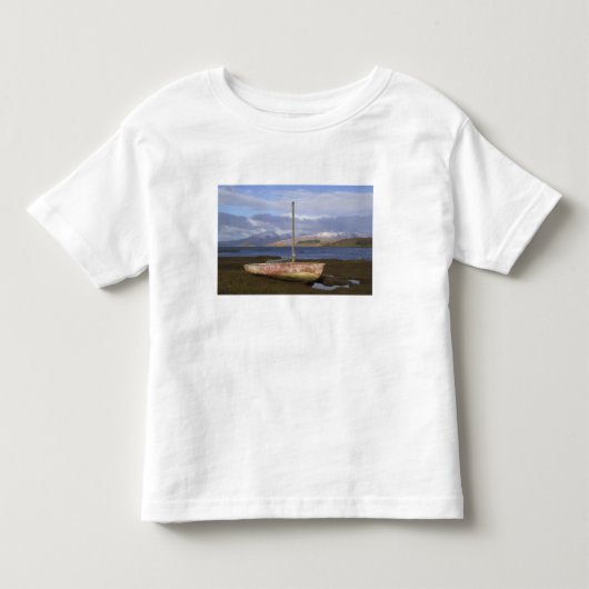 Burg Stalker mit Fischerboot im Schloss Kleinkind T-shirt (Vorderseite)