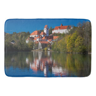 Burg und Abby am Fluss Badematte