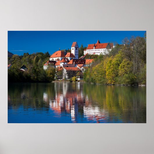 Burg und Abby am Fluss Poster (Vorne)