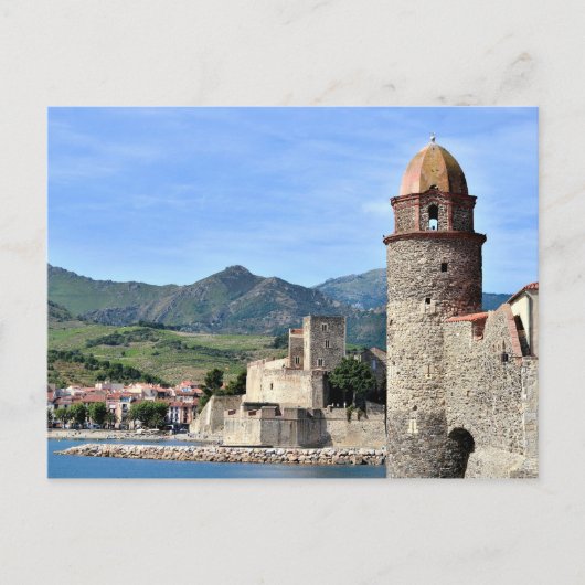 Burg und Kirche von Collioure in Frankreich Postkarte (Vorderseite)