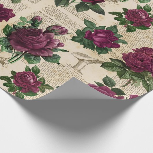 Burgandy-Rose auf Vintagem Newsprint Geschenkpapier (Ecke)