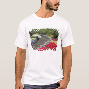 Bürgersteig durch Tulpen, Narzissen und T-Shirt
