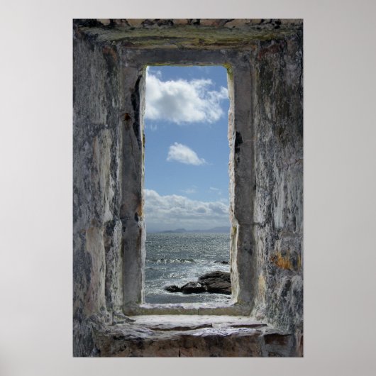 Burgfenster Illusion mit Blick auf das Meer Poster (Vorne)