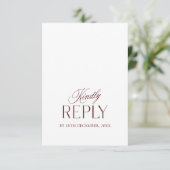 Burgindy & White Minimalist Wedding  RSVP Karte (Stehend Vorderseite)