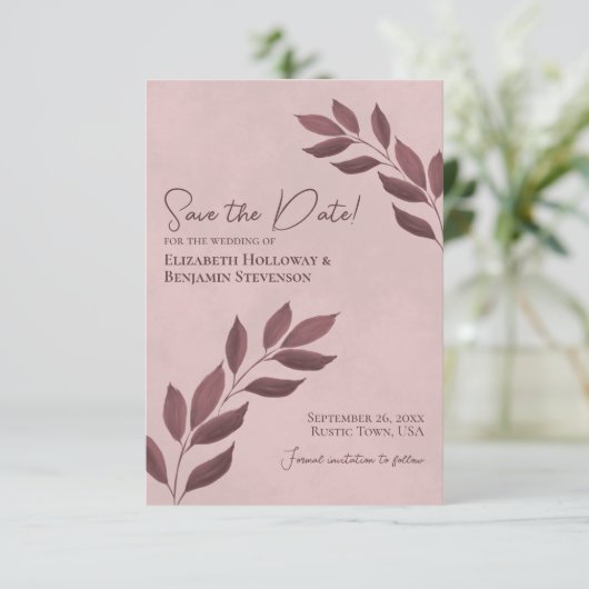 Burgund Blätter auf Dusty Rose Elegante Hochzeit Save The Date (Stehend Vorderseite)
