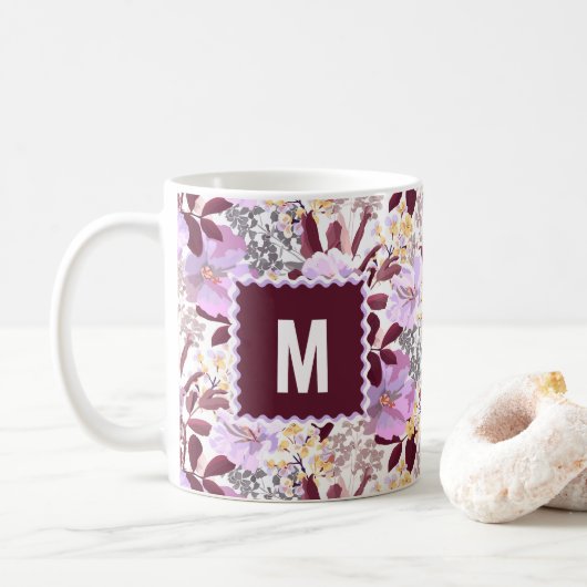 Burgund Blätter Lila Blumenmuster | Monogramm Kaffeetasse (Mit Donut)