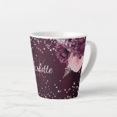 Burgund Blume eleganter Monogrammname Milchtasse (Rechte Ecke)