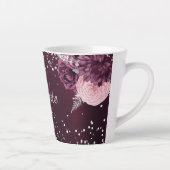 Burgund Blume eleganter Monogrammname Milchtasse (Rechts)