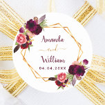 Burgund Blumen geometrische Hochzeitsboho Runder Aufkleber<br><div class="desc">Ein geometrisch geformter Rahmen in goldfarbenem Rahmen mit böhmischen Rose im boho-Stil,  Blume in Bordeaux und Rosa. Personalisieren und fügen Sie Ihre Namen,  Datum der Hochzeit.</div>