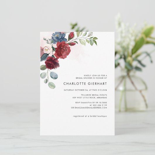 Burgund Blumengrün Brautparty Einladung (Stehend Vorderseite)